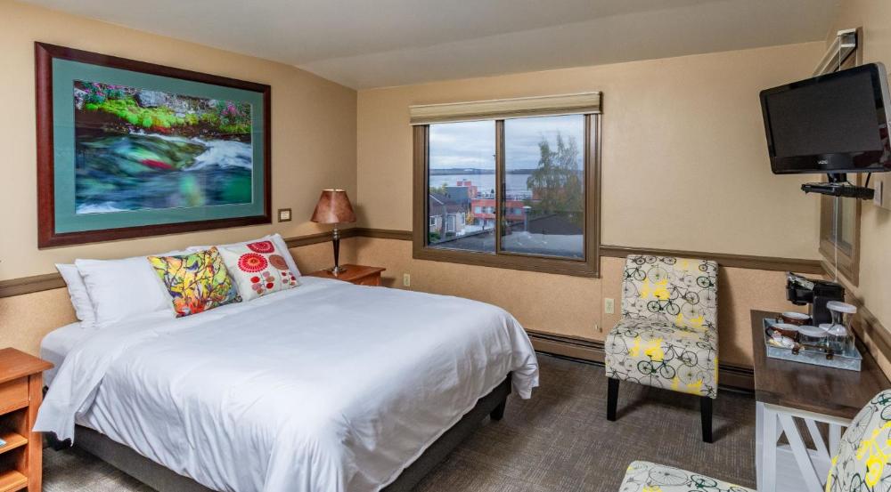 Queen Room with Shared Bathroom