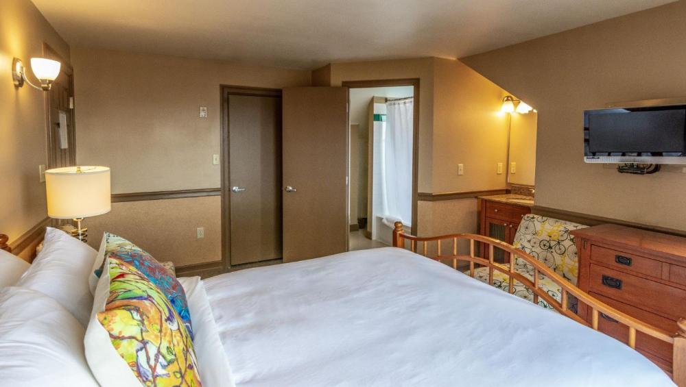 Queen Room with Private Bathroom